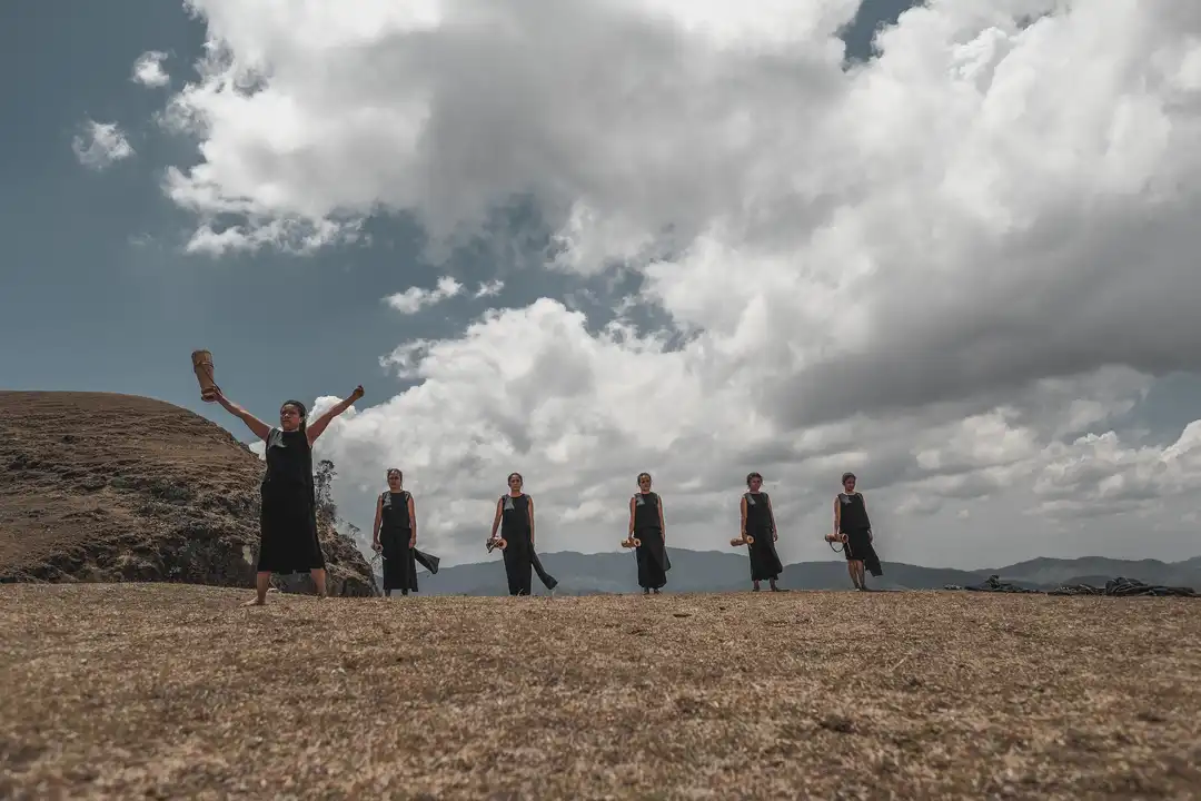 IBUIBU BELU: Bodies of Borders © Ekosdance Company Photos of dancers in Belu © David Gesuri/Ekosdance Company Photos of IBUIBU BELU: Bodies of Borders at Performing Arts Meeting in Yokohama - TPAM © Hideto Maezawa/TPAM