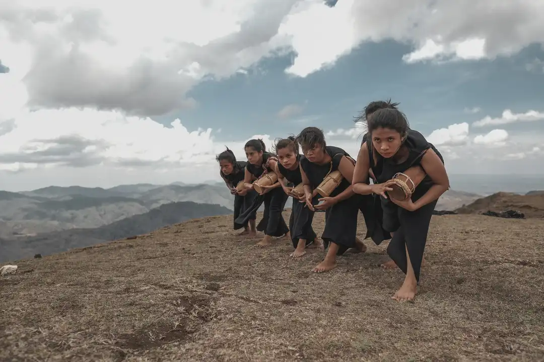 IBUIBU BELU: Bodies of Borders © Ekosdance Company Photos of dancers in Belu © David Gesuri/Ekosdance Company Photos of IBUIBU BELU: Bodies of Borders at Performing Arts Meeting in Yokohama - TPAM © Hideto Maezawa/TPAM