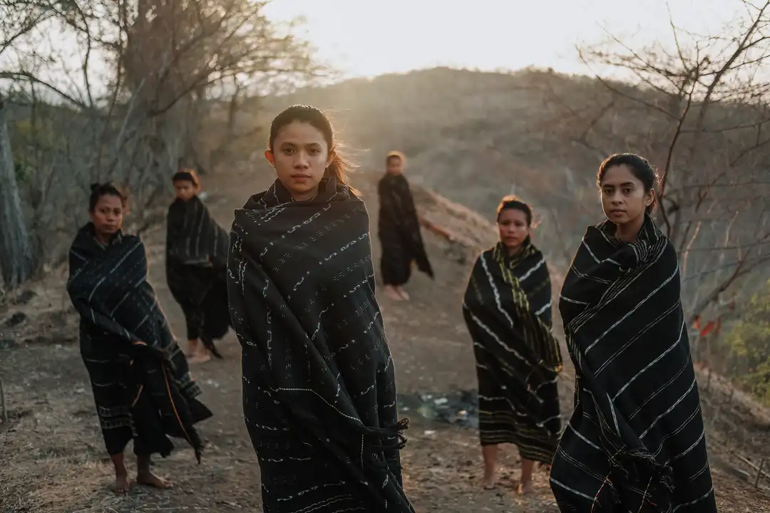 IBUIBU BELU: Bodies of Borders © Ekosdance Company Photos of dancers in Belu © David Gesuri/Ekosdance Company Photos of IBUIBU BELU: Bodies of Borders at Performing Arts Meeting in Yokohama - TPAM © Hideto Maezawa/TPAM