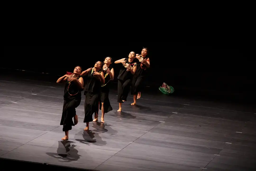 IBUIBU BELU: Bodies of Borders © Ekosdance Company Photos of dancers in Belu © David Gesuri/Ekosdance Company Photos of IBUIBU BELU: Bodies of Borders at Performing Arts Meeting in Yokohama - TPAM © Hideto Maezawa/TPAM