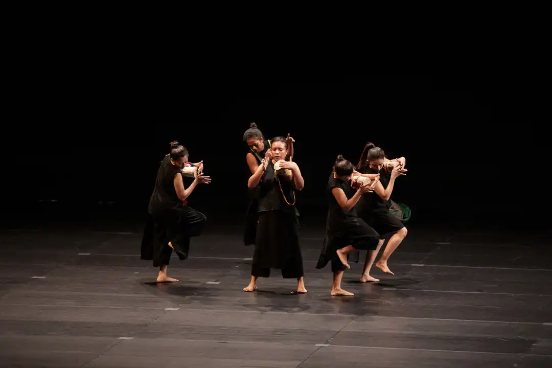 IBUIBU BELU: Bodies of Borders © Ekosdance Company Photos of dancers in Belu © David Gesuri/Ekosdance Company Photos of IBUIBU BELU: Bodies of Borders at Performing Arts Meeting in Yokohama - TPAM © Hideto Maezawa/TPAM