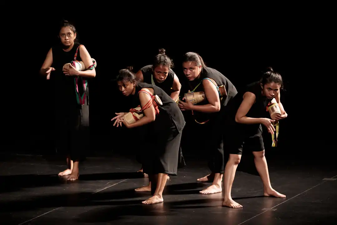 IBUIBU BELU: Bodies of Borders © Ekosdance Company Photos of dancers in Belu © David Gesuri/Ekosdance Company Photos of IBUIBU BELU: Bodies of Borders at Performing Arts Meeting in Yokohama - TPAM © Hideto Maezawa/TPAM