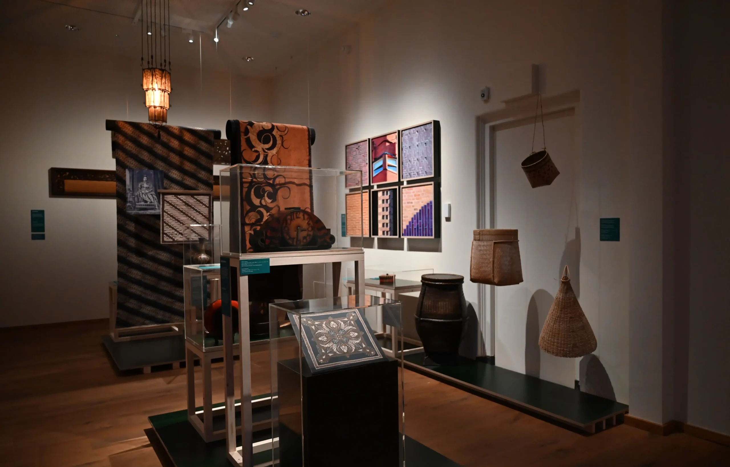 Photos of the Indonesia and the Amsterdam School exhibition in Museum Het Schip. December 1, 2022 – August 27, 2023 Design: Max Schulze Photo © Marcel Westhoff, Melle van Maanen & Gadis Fitriani Putri