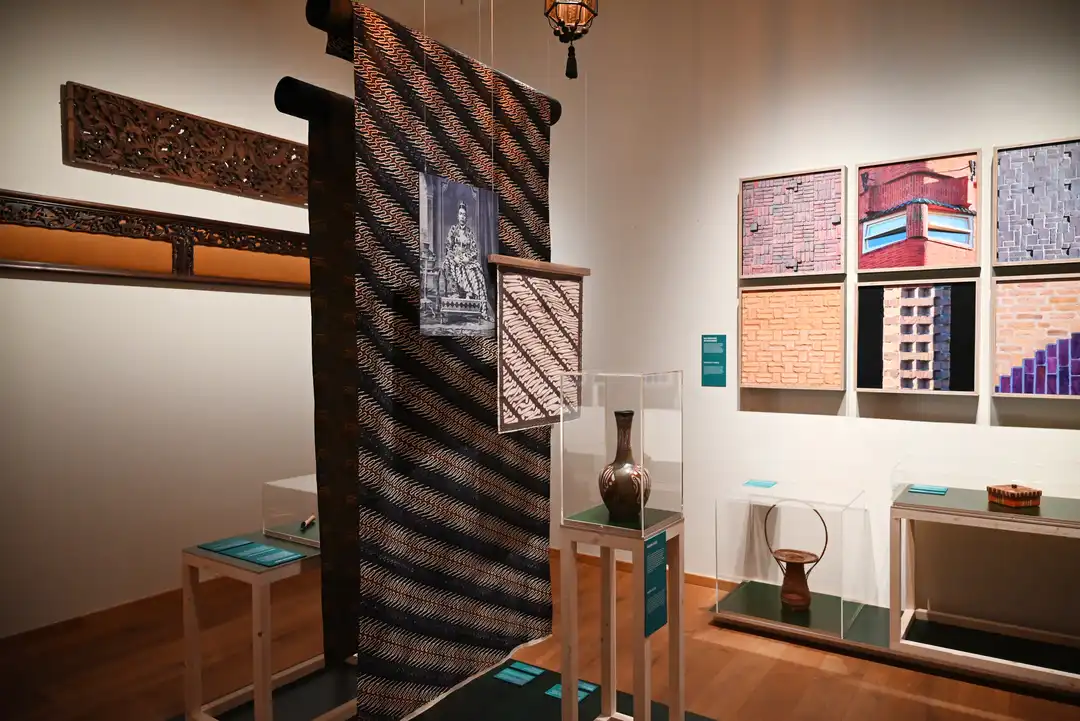 Photos of the Indonesia and the Amsterdam School exhibition in Museum Het Schip. December 1, 2022 – August 27, 2023 Design: Max Schulze Photo © Marcel Westhoff, Melle van Maanen & Gadis Fitriani Putri