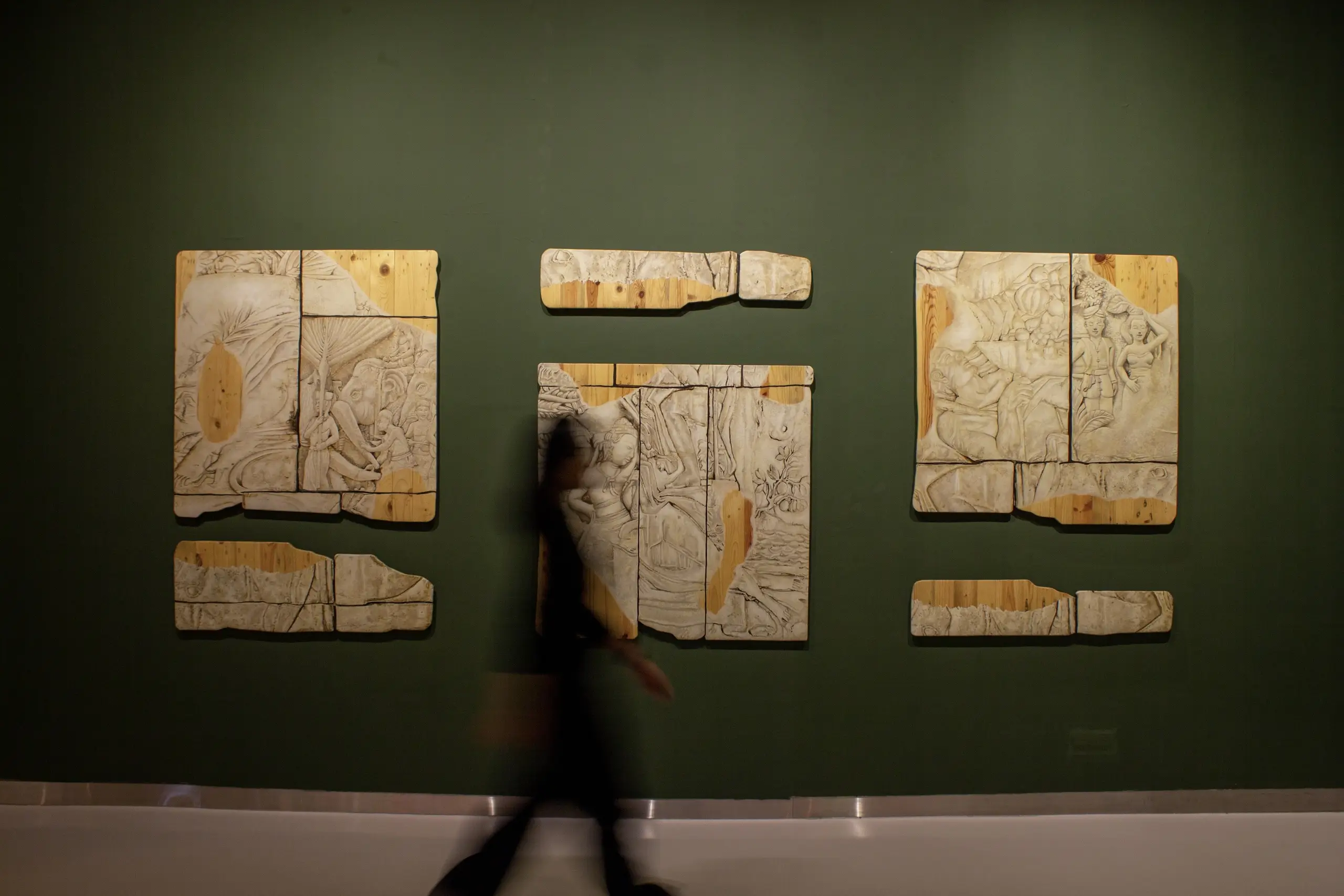 Photos from the exhibition Beyond Unsettled Pasts at Erasmus Huis (2025). Curated by CultureLab (Dr. Sadiah Boonstra and Sukiato Kurniawan)     © Erasmus Huis/Oxalis, CultureLab/Vattaya