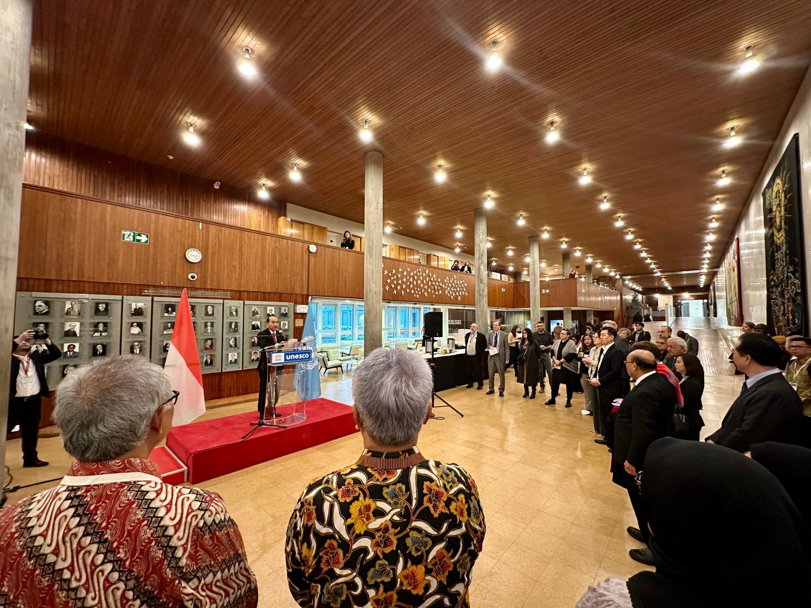 Open from November 13, 2023 onwards UNESCO Headquarters Paris, France Photos from the exhibition Jalan Nusantara curated by Sadiah Boonstra in collaboration with Melle van Maanen at UNESCO Headquarters, Paris. Open from 13 November 2023 onwards. Photos © Kementerian Luar Negeri Republik Indonesia, UNESCO