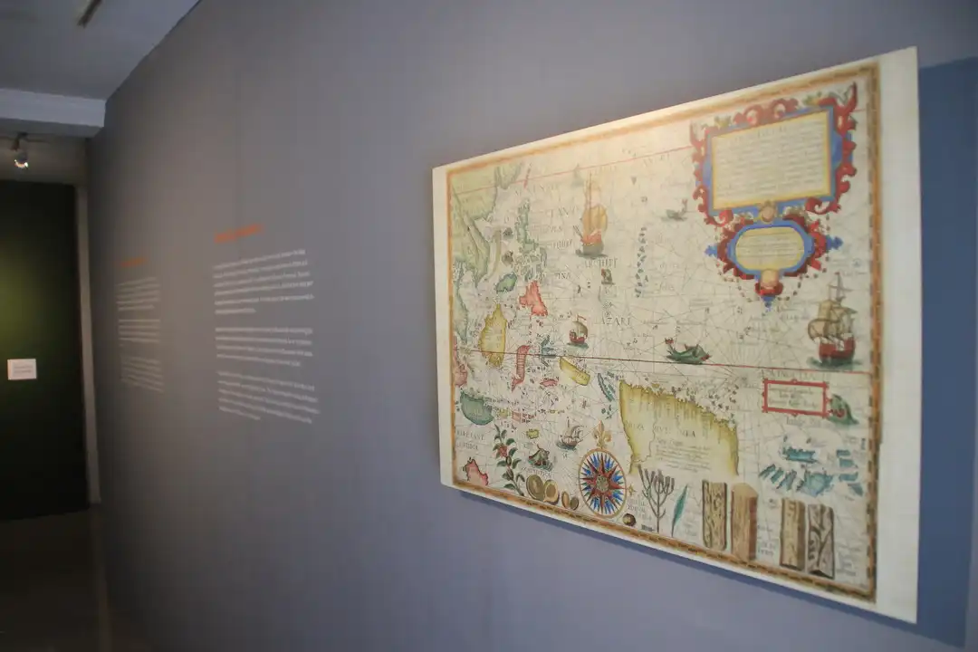 Photos from the exhibition Banda, Heritage for Indonesia by Widigdya Nalendra Curated by Sadiah Boonstra and Wim Manuhutu for Yayasan Warisan Budaya Banda Naira 20 September - 4 October 2017 Erasmus Huis, Jakarta, Indonesia Supported by Kementerian Pendidikan dan Kebudayaan, Galeri Nasional, Netherlands Embassy in Jakarta In collaboration with Bartele Gallery