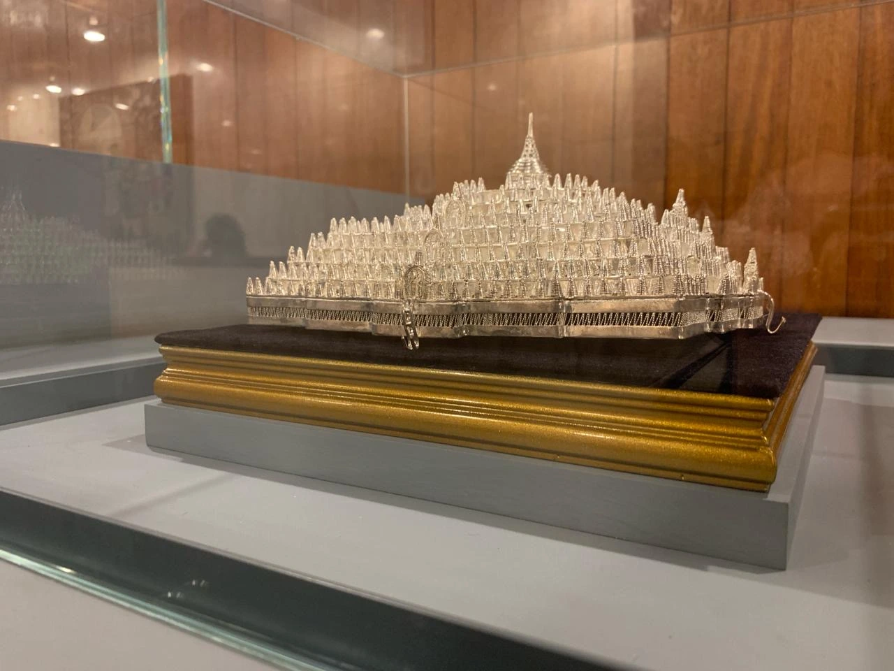 Open from November 13, 2023 onwards UNESCO Headquarters Paris, France Photos from the exhibition Jalan Nusantara curated by Sadiah Boonstra in collaboration with Melle van Maanen at UNESCO Headquarters, Paris. Open from 13 November 2023 onwards. Photos © Kementerian Luar Negeri Republik Indonesia, UNESCO